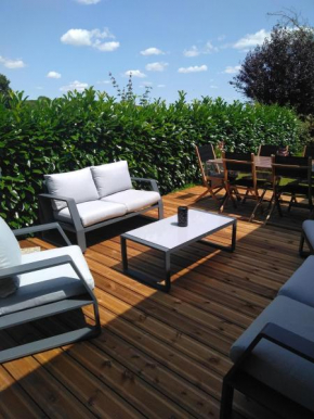 Grande Maison de plain pied avec jardin arboré.